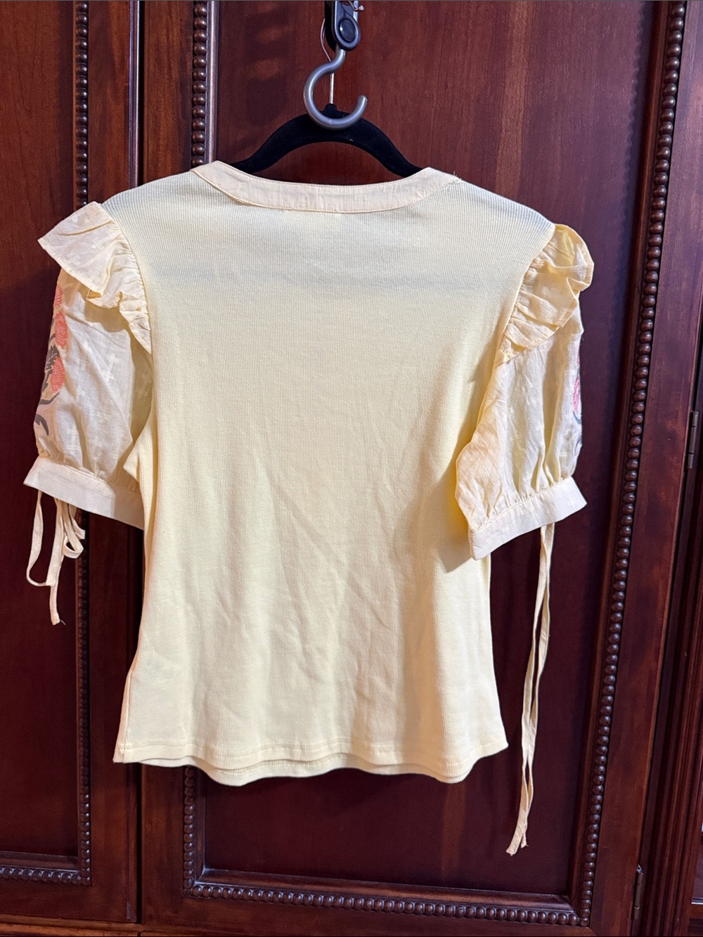 Feminine Yellow Short-Sleeve Top with Ruffle Puff Sleeves